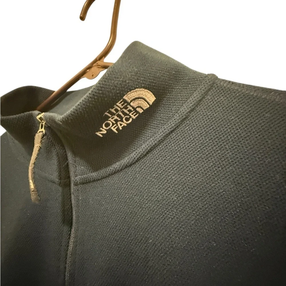 The North Face Men's navy blue Half-Zip Sweatshirt logo on the front zipper.New
